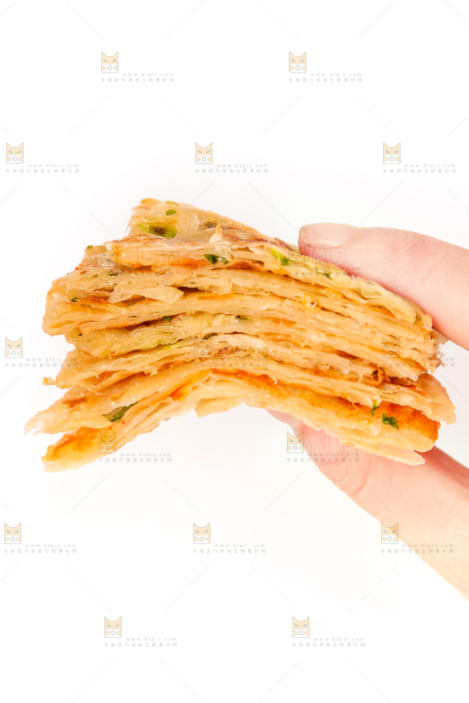 手拿着葱油饼
