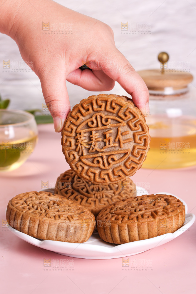 手拿着荞麦五仁月饼