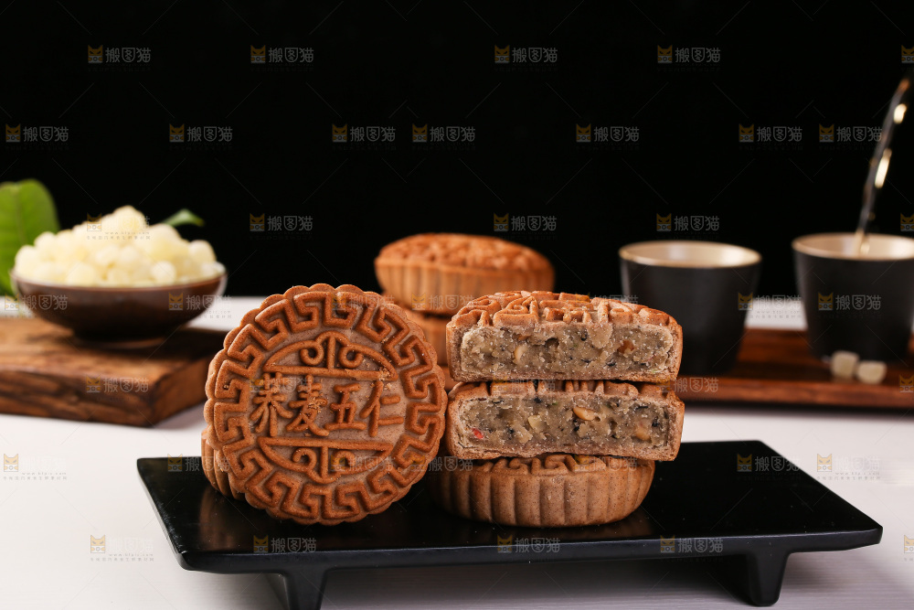 白底上的荞麦五仁月饼