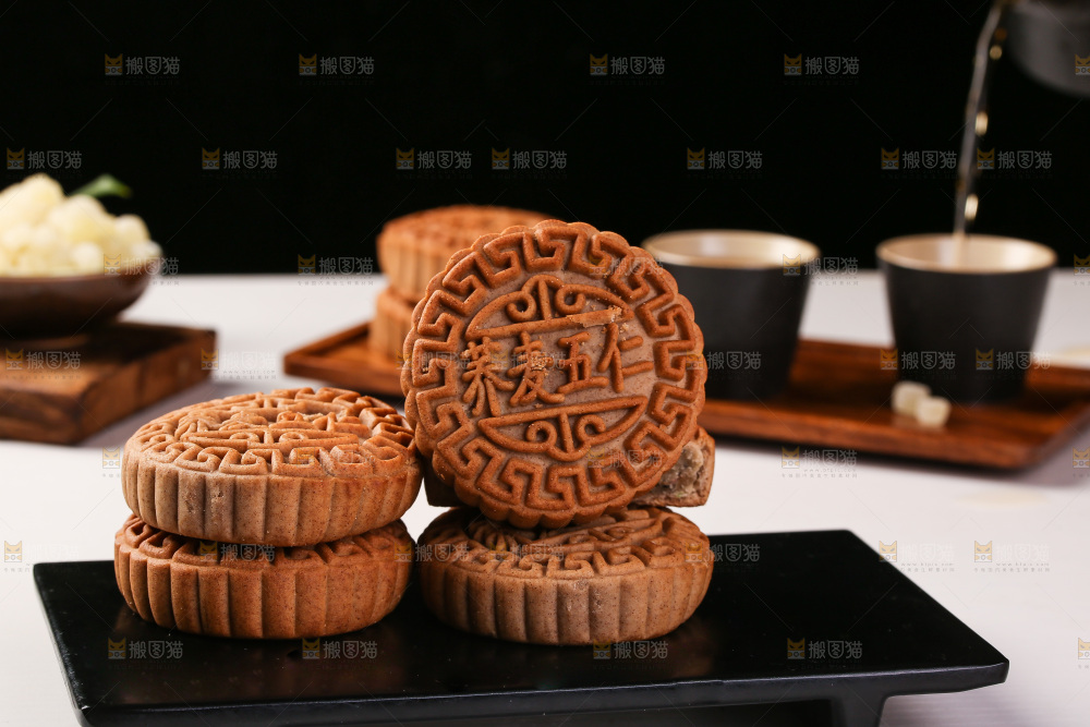 白底上的荞麦五仁月饼