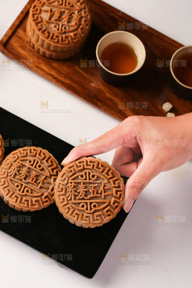 手拿着荞麦五仁月饼