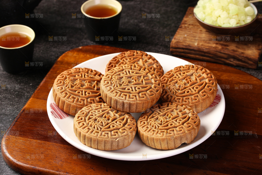 盘子里的荞麦五仁月饼