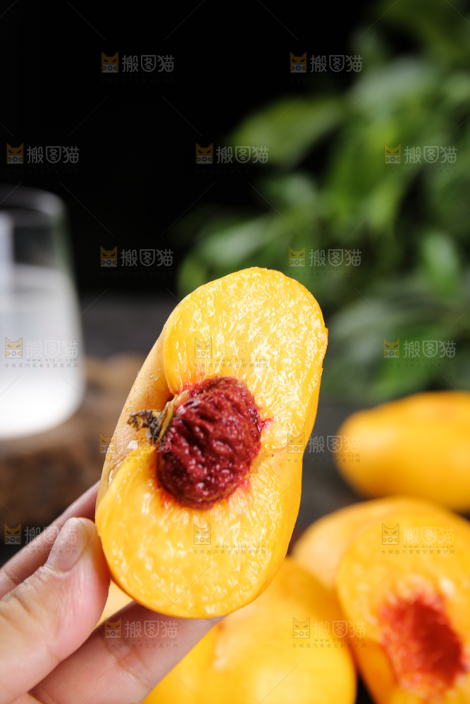 深底上切开的黄毛蟠桃