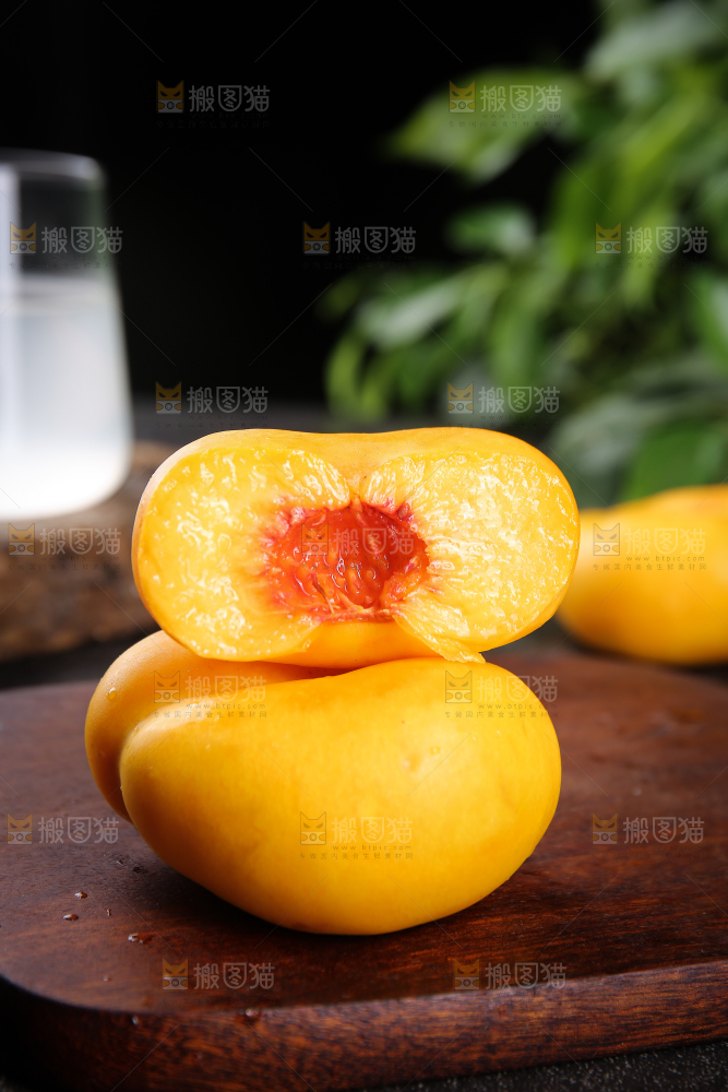 深底上切开的黄毛蟠桃