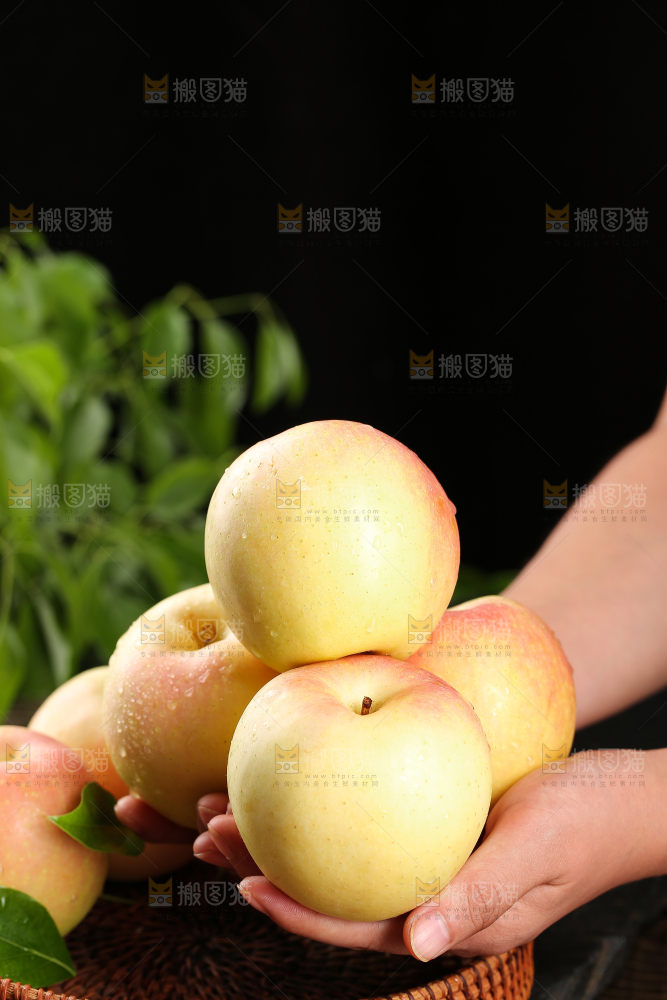 手拿着嘎啦果