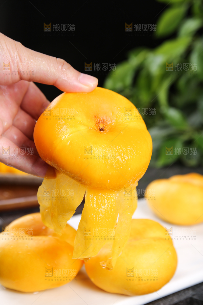 手拿着剥皮的黄蟠桃