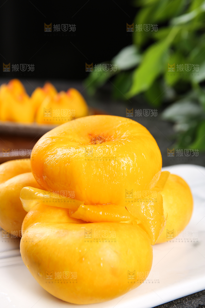 白石板上的黄蟠桃