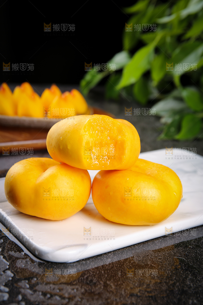 白石板上的黄蟠桃
