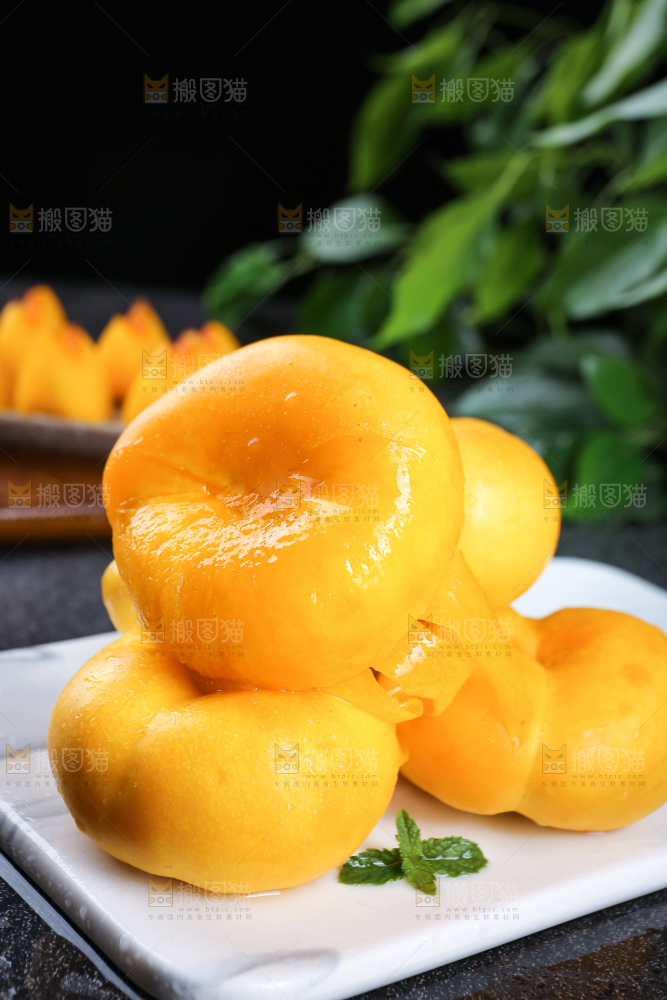 白石板上的黄蟠桃