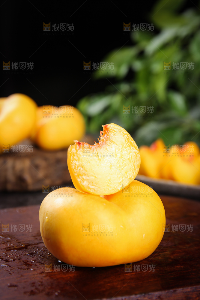 深底上的黄蟠桃果肉