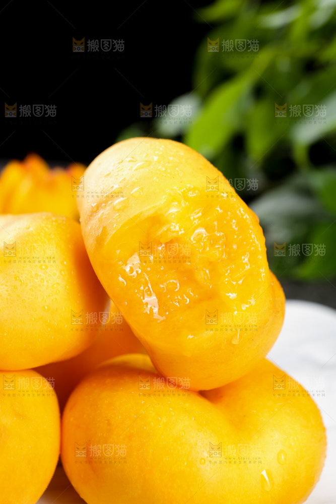 堆放着的黄蟠桃