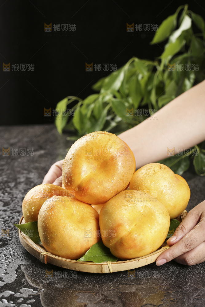 手端着一篮黄油蟠桃
