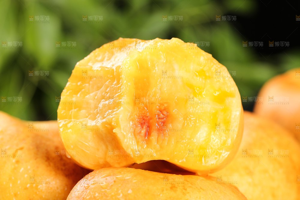 堆放着的黄金油蟠桃