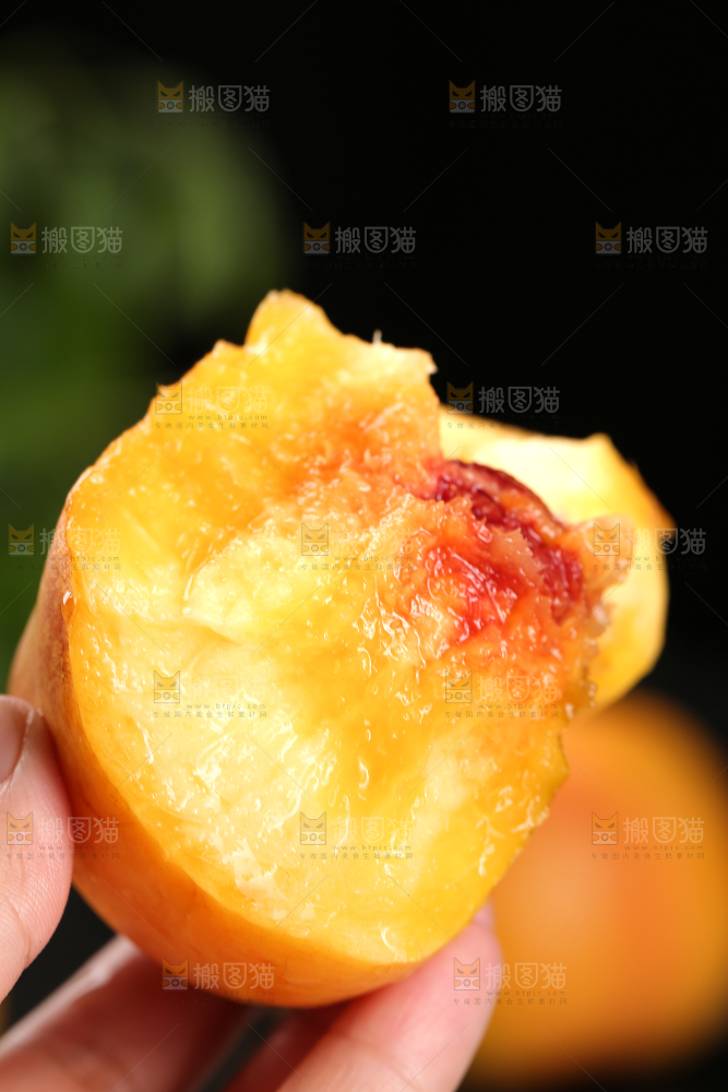 手上拿着黄油蟠桃