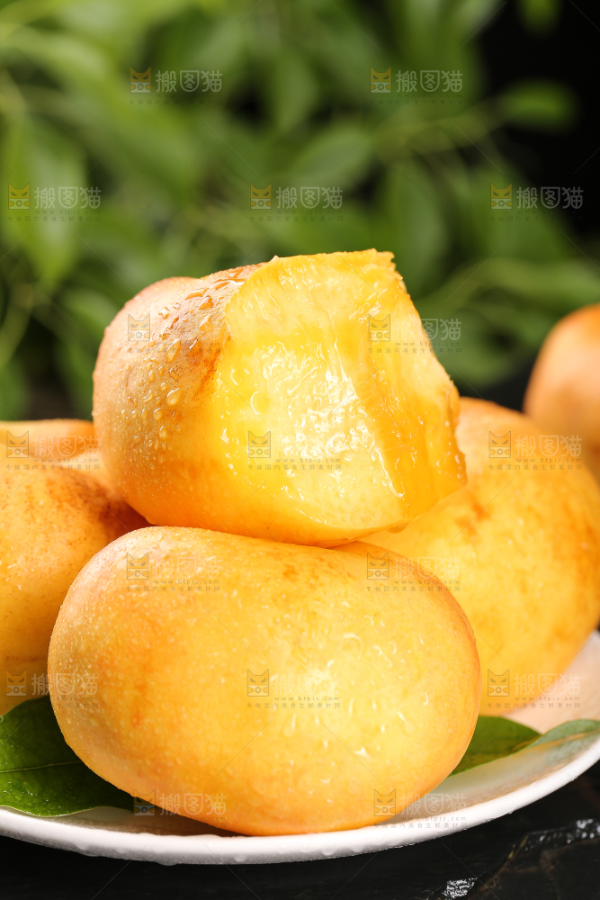 深底上盘子里的黄油蟠桃