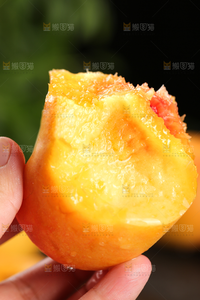 手上拿着黄油蟠桃