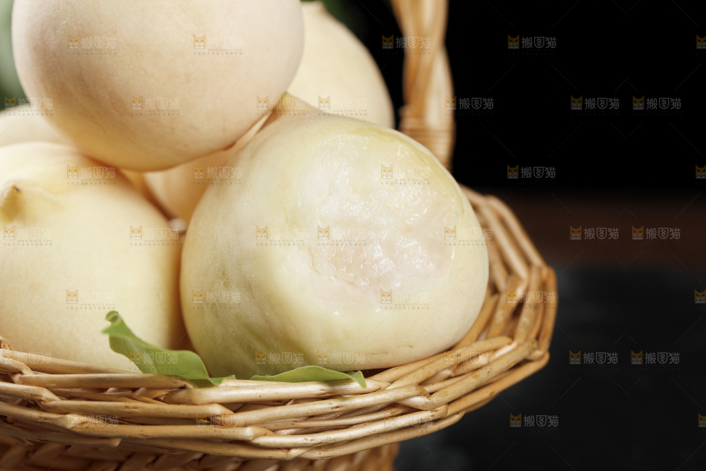 篮子里的新鲜白桃