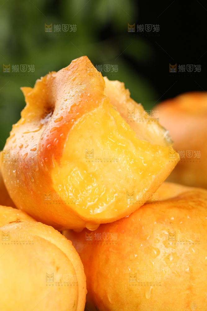 堆放着的黄金油蟠桃