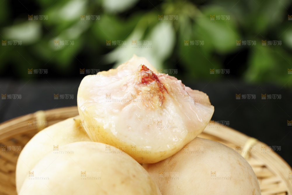 木板上的新鲜白桃