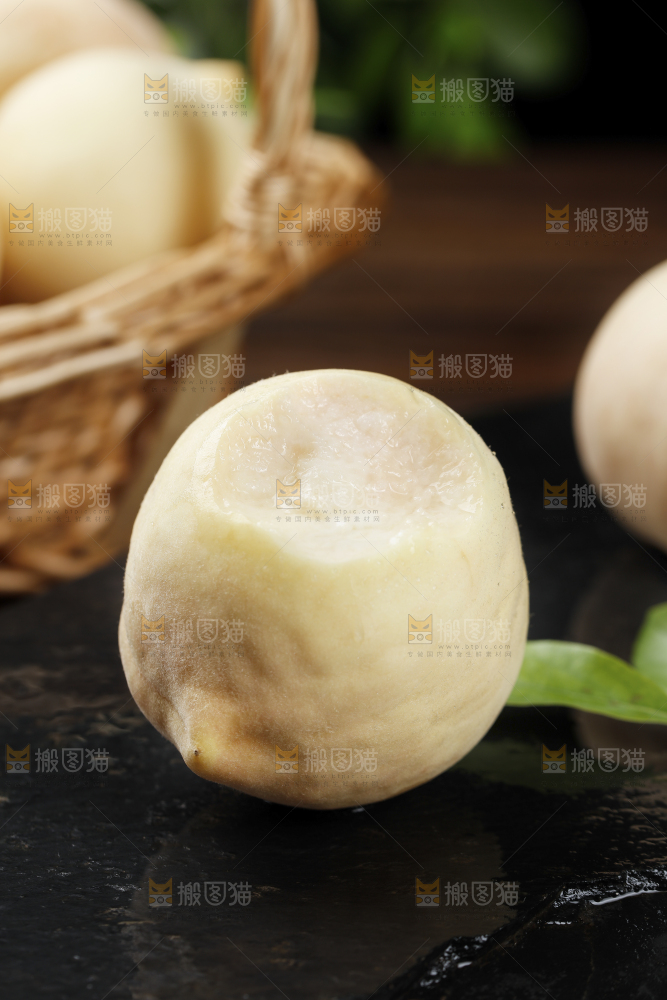 黑底上的奶油白桃