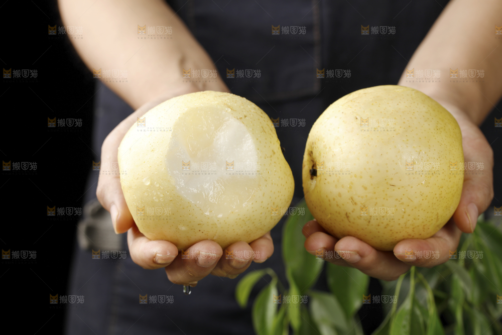 手上拿着新鲜皇冠梨