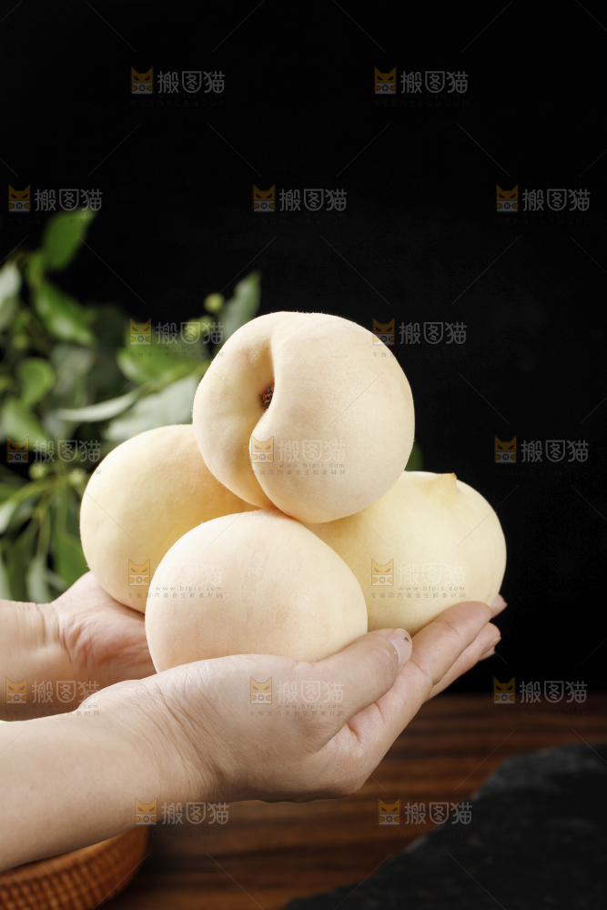 手上捧着大白桃