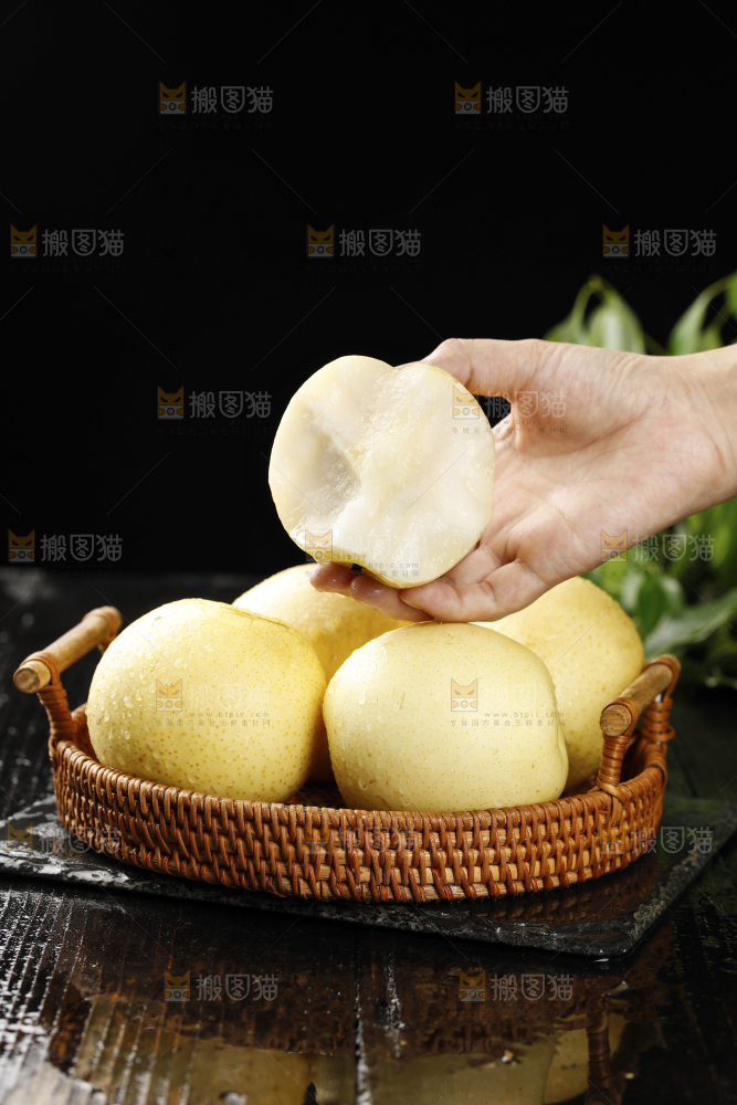 手上拿着新鲜皇冠梨