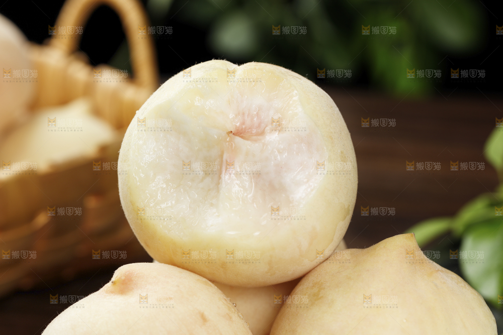 堆放着的奶油白桃