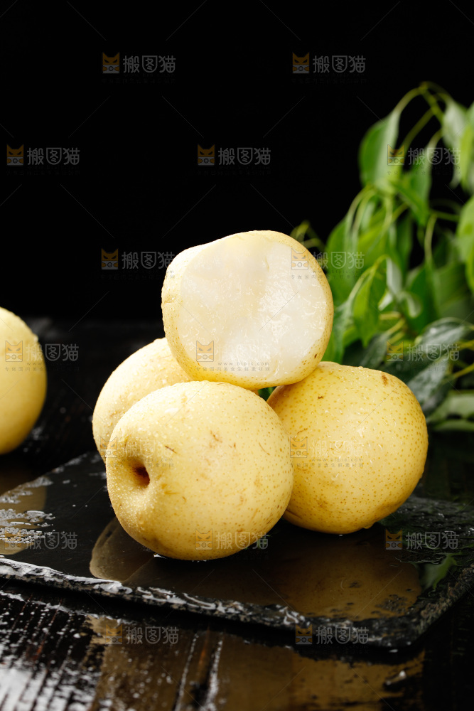 黑石板上的皇冠梨