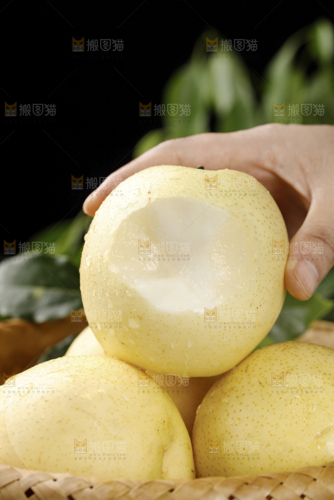 手上拿着新鲜皇冠梨