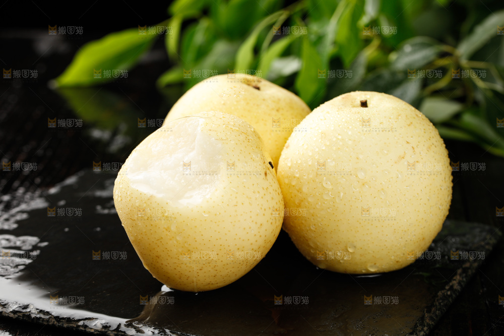 黑石板上的皇冠梨