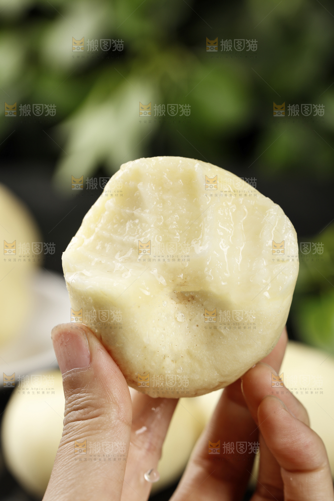 手上拿着新鲜奶油蟠桃