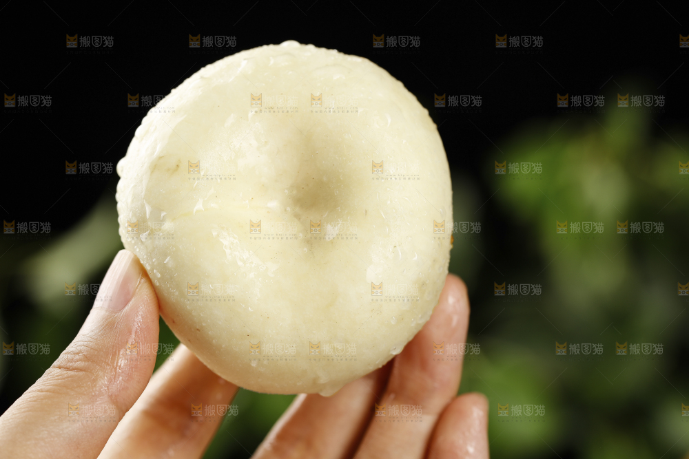 手上拿着奶油蟠桃