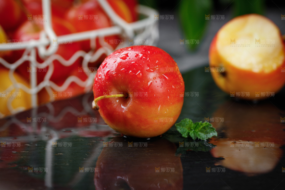 黑底上的新鲜小苹果