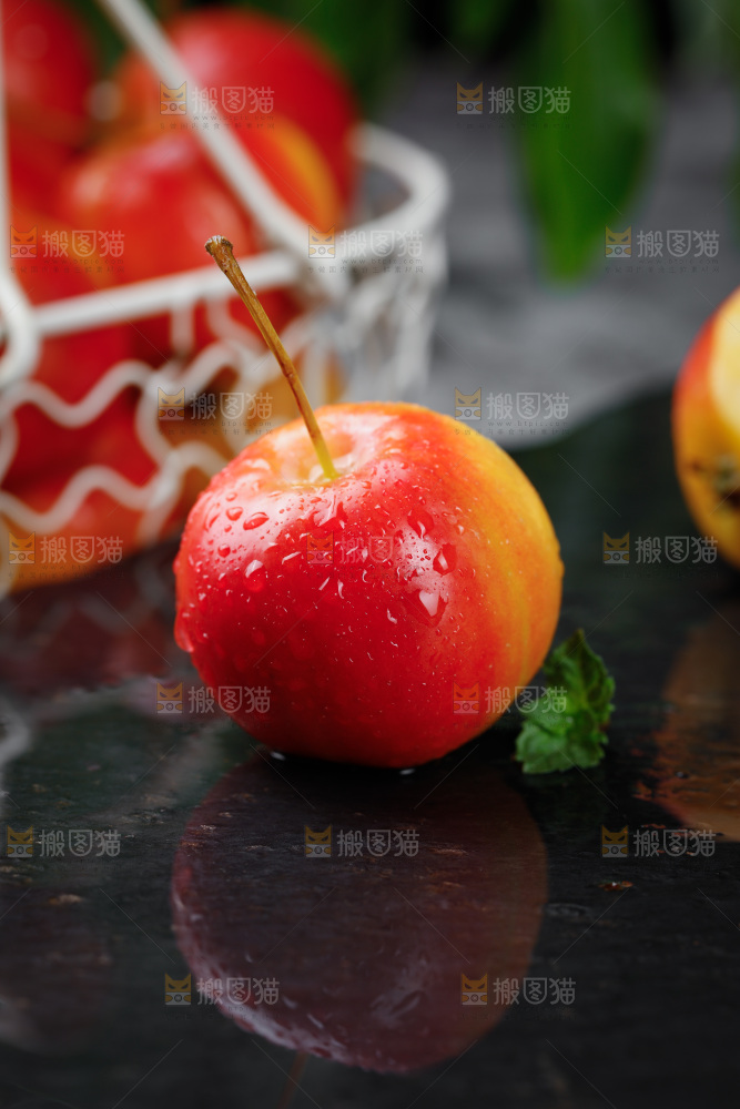 黑底上的新鲜小苹果