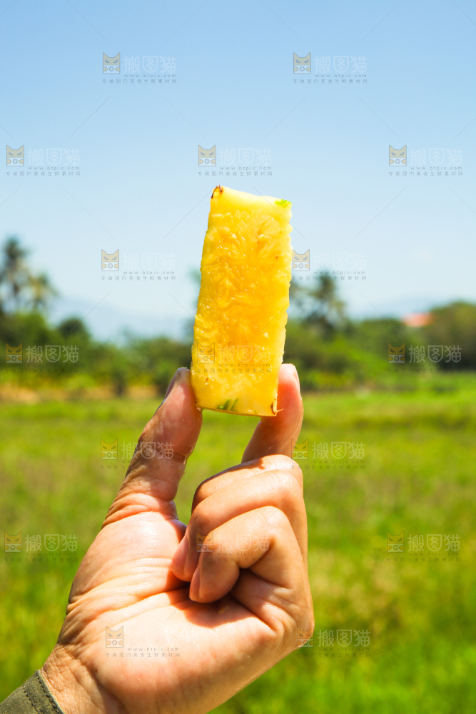 手上拿着凤梨肉