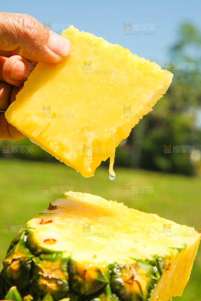 手上拿着削皮的凤梨