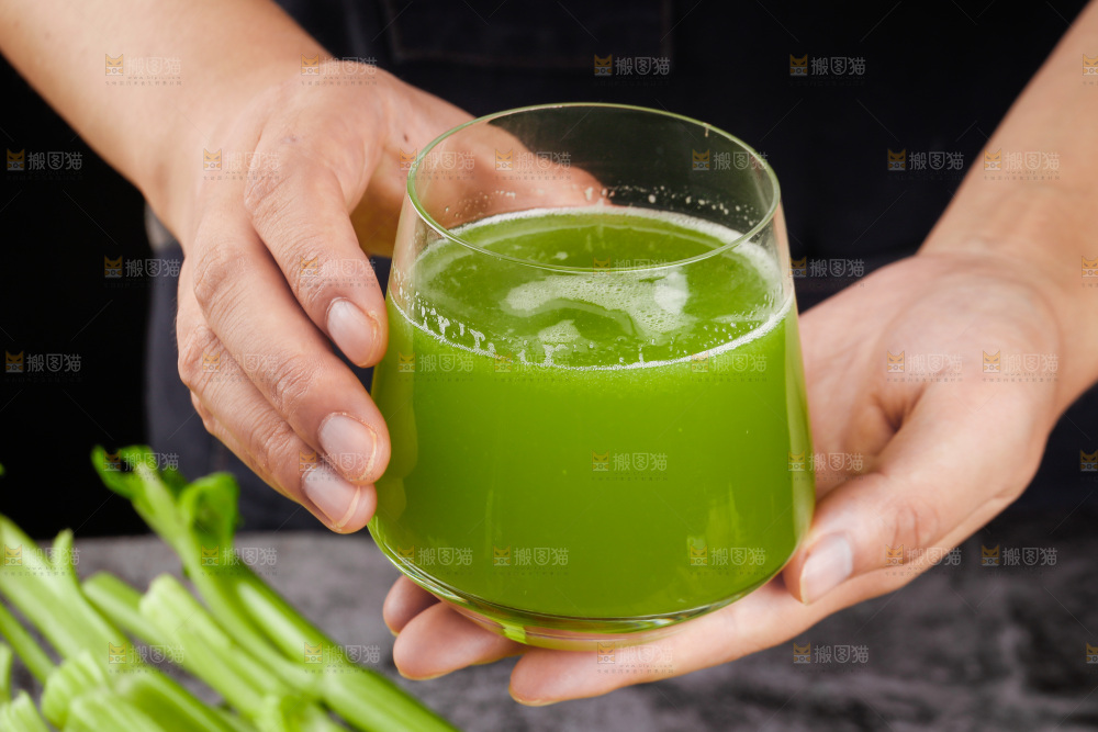 手里拿着一杯西芹汁