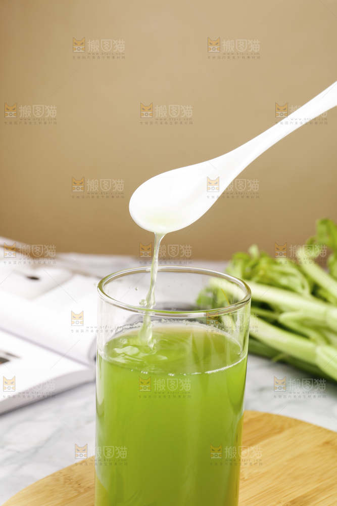 勺子里的大西芹汁