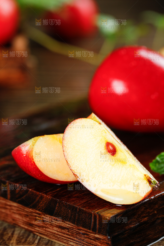 深底上摆放着海棠果