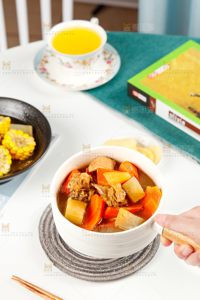 碗里装着鸡肉炖胡萝卜