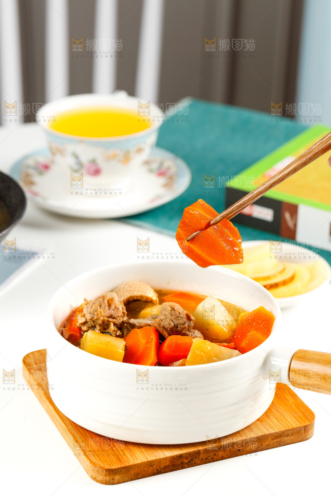 碗里装着鸡肉炖胡萝卜