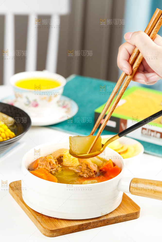 碗里装着鸡肉炖胡萝卜