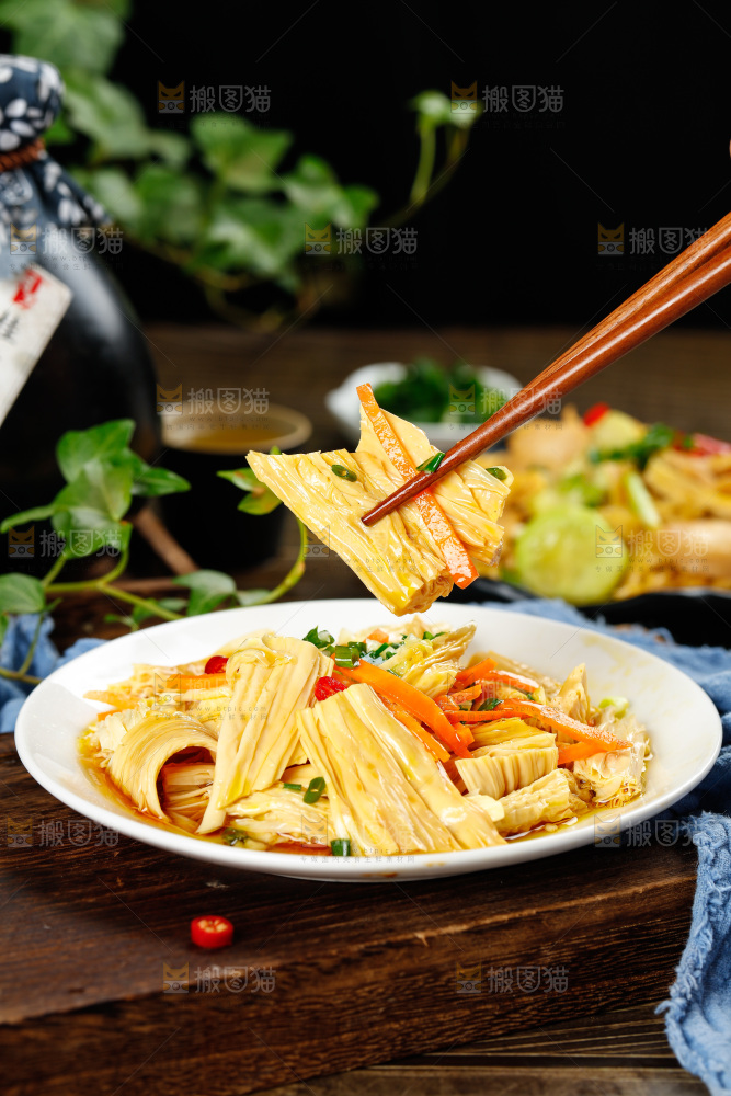 盘子里装着炒腐竹