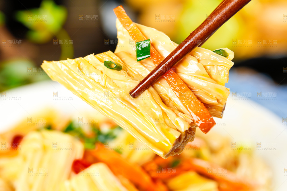 盘子里装着炒腐竹