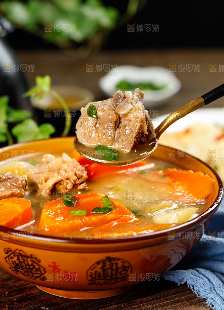 碗里装着鸡肉炖胡萝卜