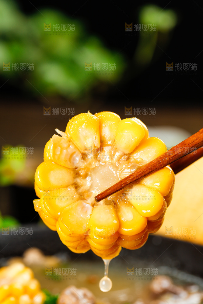 盘子里装着鸭肉烧玉米