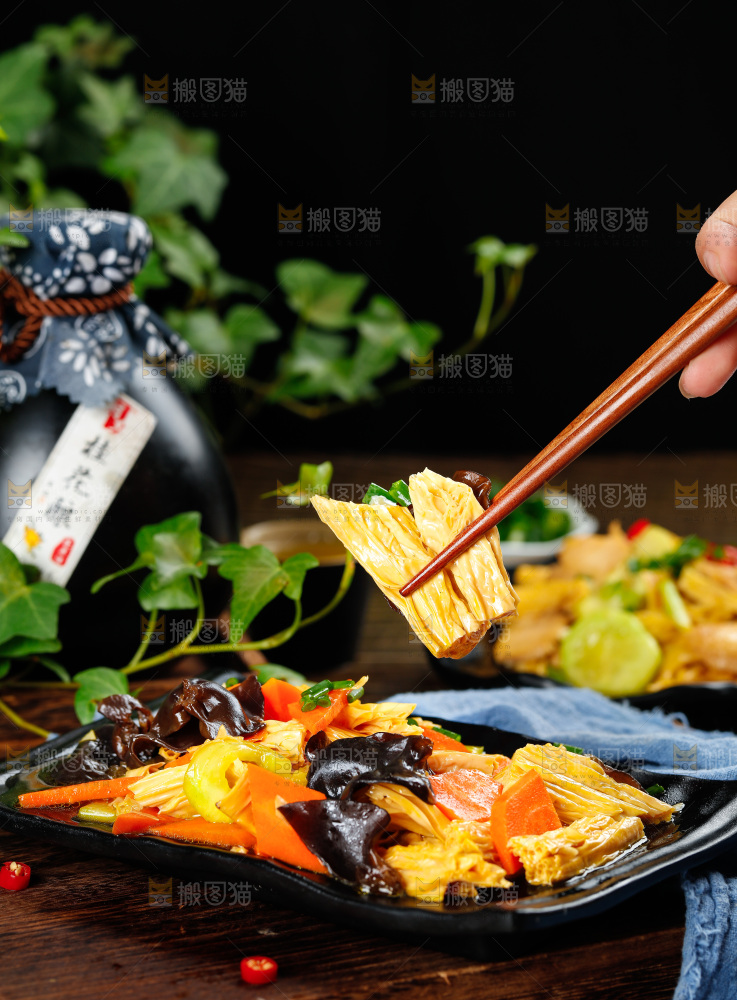 碟子里装着木耳炒腐竹