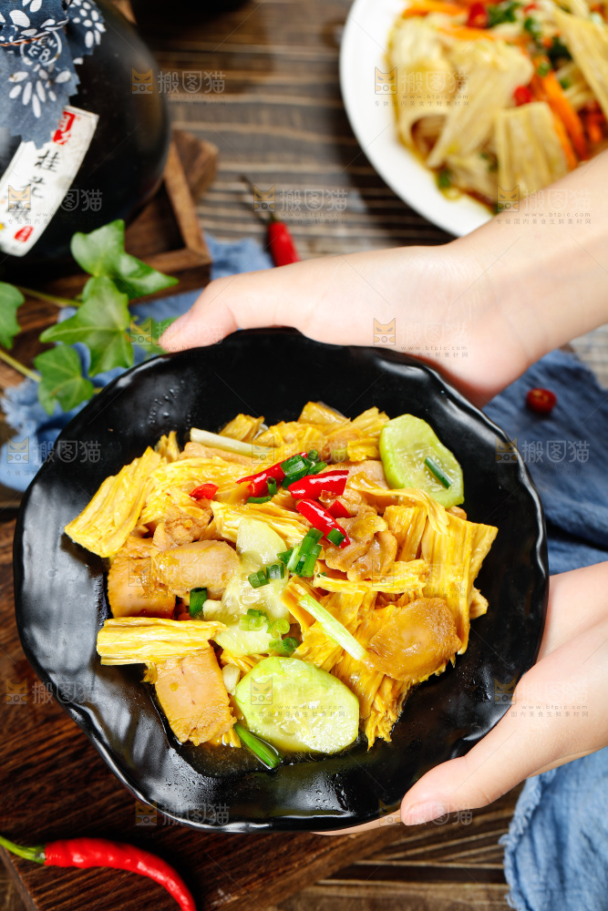 盘子里装着腐竹炒肉