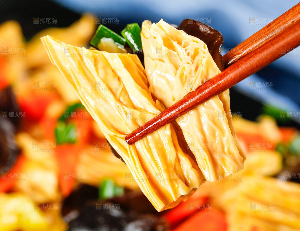 碟子里装着木耳炒腐竹